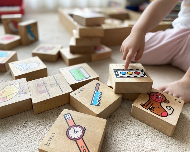 積木で遊ぶ子ども