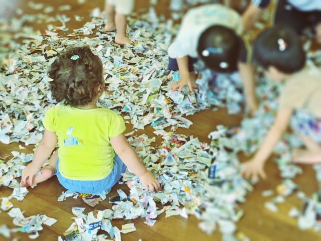 紙吹雪で遊ぶ子ども